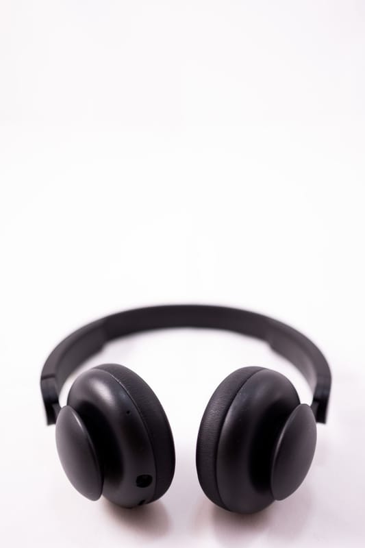 Fone de ouvido com ou sem fio: qual escolher pra cada uso