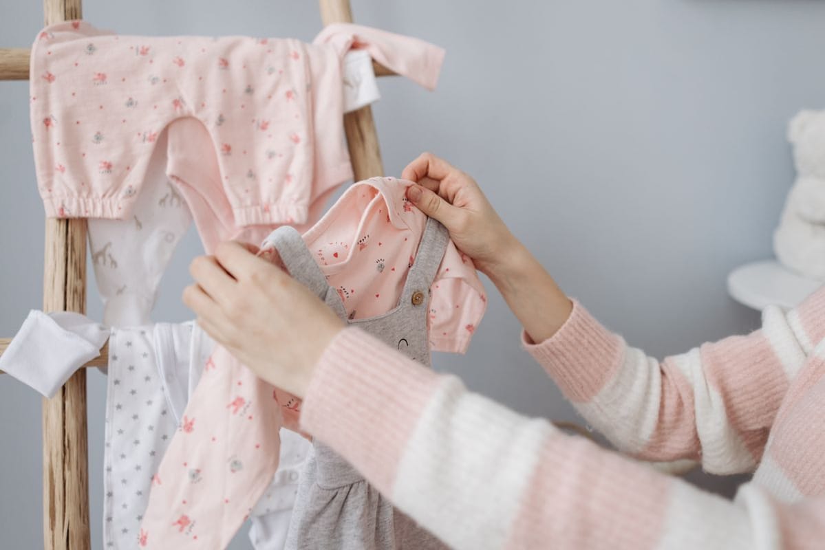 O que realmente precisa comprar pro enxoval do bebê (e o que não precisa)