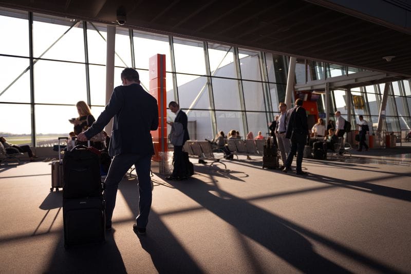 Mala rígida x mala de tecido: qual aguenta melhor viagem de avião