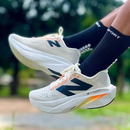 Tenis New Balance Fuelcell Supercomp Trainer V3 Feminino Bege Preto